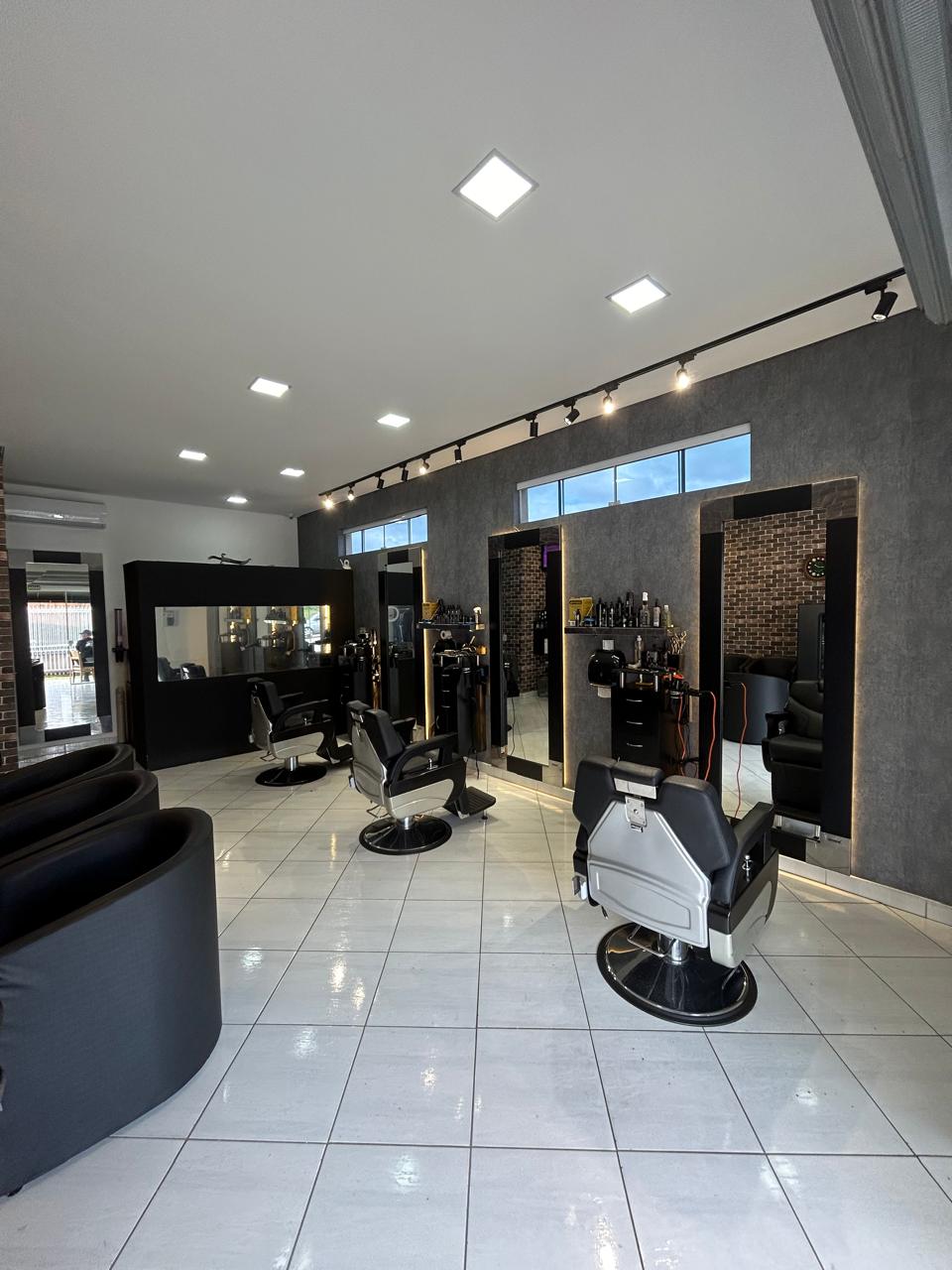 Barbeiro da Gruber's Barbearia realizando corte