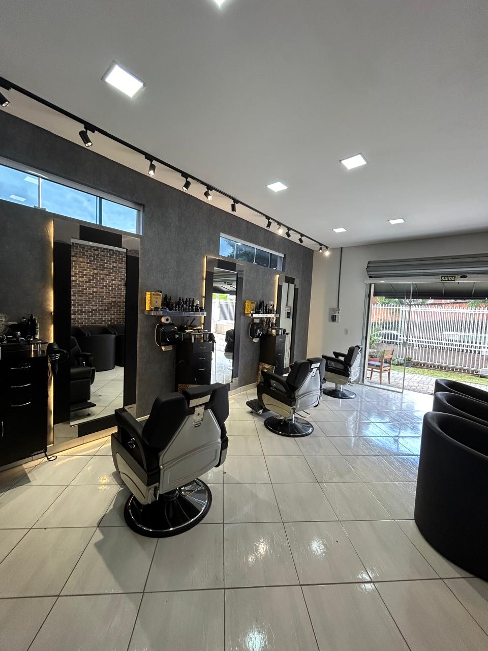 Interior da Gruber's Barbearia — ambiente premium e acolhedor