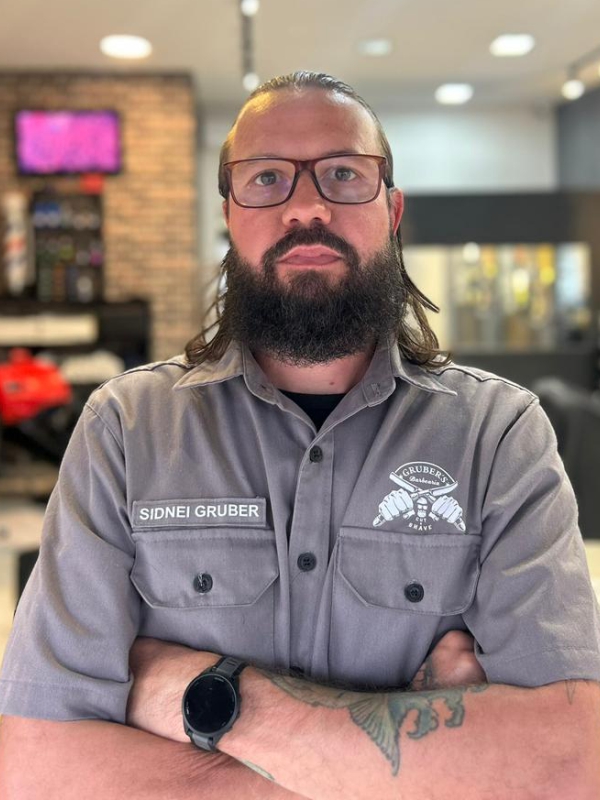 Sidnei Gruber — Fundador e barbeiro da Gruber's Barbearia em Curitiba